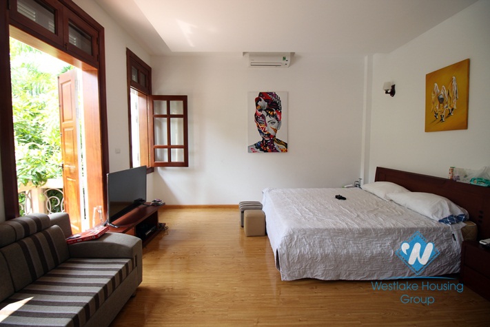 Spacious house with open living room and nice bathrooms to rent in Ciputra